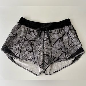 Lululemon Hotty Hoy Shorts 4” (Size 6)